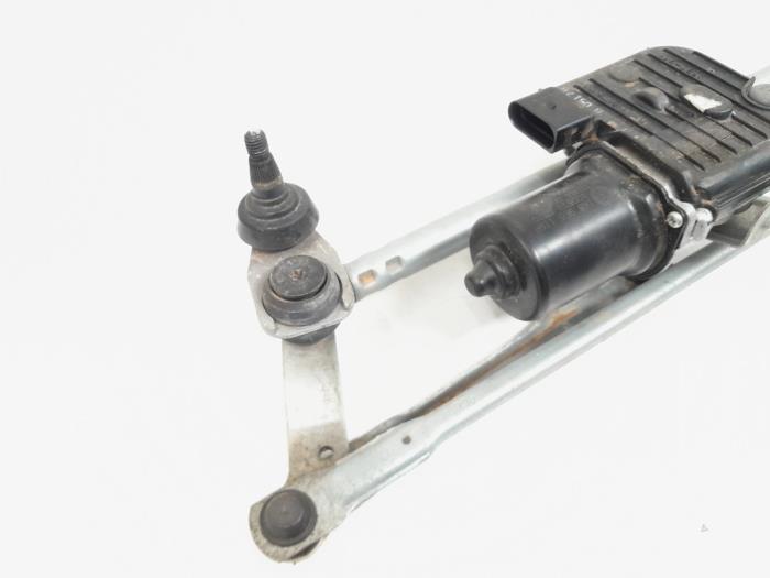 Wiper motor + mechanism from a Volkswagen Scirocco (137/13AD) 1.4 TSI 160 16V 2010