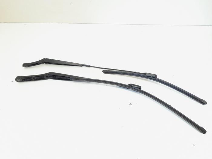 Front wiper arm from a Volkswagen Scirocco (137/13AD) 1.4 TSI 122 16V 2008