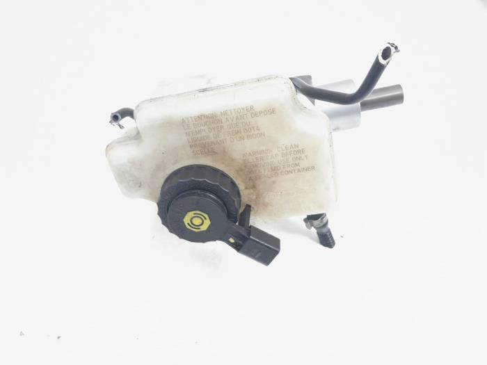 Master cylinder from a Volkswagen Scirocco (137/13AD) 1.4 TSI 122 16V 2008