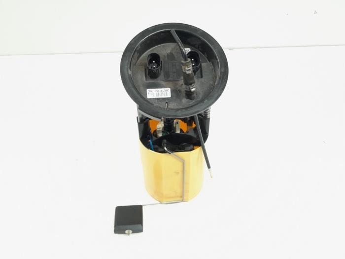 Electric fuel pump from a BMW 3 serie Touring (E91) 318d 16V 2010