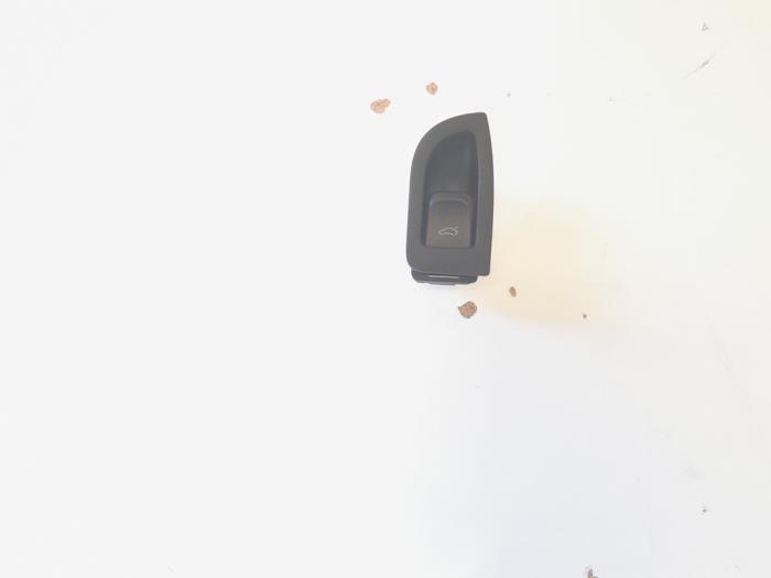 Gebrauchte Schalter Audi A4 (B8) 1.8 TFSI 16V Preis € 7,00 Margenregelung angeboten von GEJO Revisie & Onderdelen BV