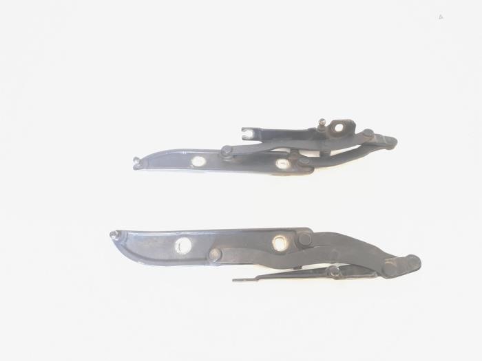 Boot lid hinge from a BMW 3 serie (E46/4) 316i 2000