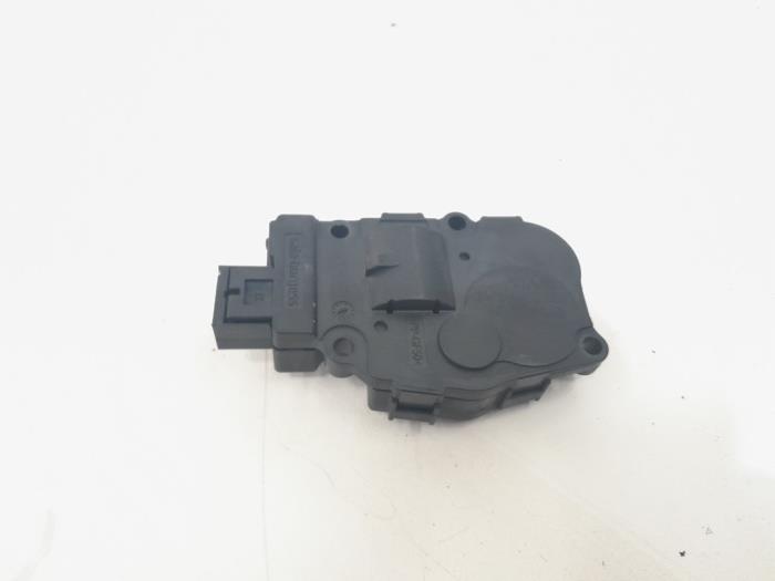 Heater valve motor from a BMW X5 (E70) 30d xDrive 3.0 24V 2011