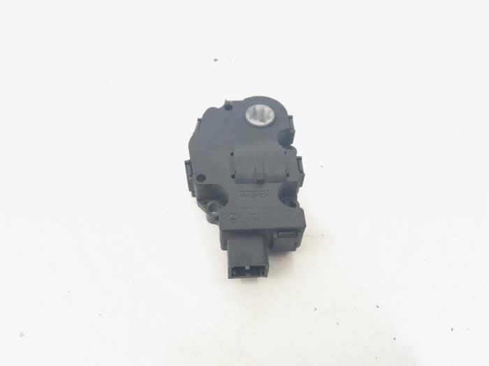 Heater valve motor from a BMW X5 (E70) 30d xDrive 3.0 24V 2011