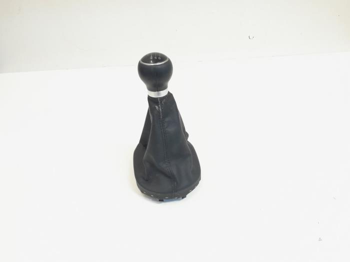 Gear stick cover from a Volkswagen Touran (1T1/T2) 1.4 16V TSI 140 2009