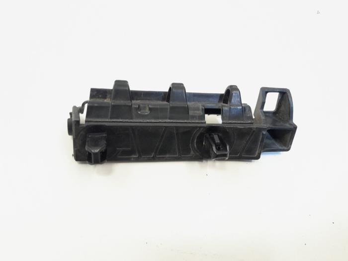 Rear bumper mounting bracket
