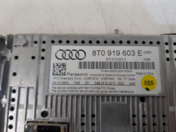 Wyswietlacz jednostki multimedialnej z Audi A4 (B8) 2.0 TDI 16V 2012