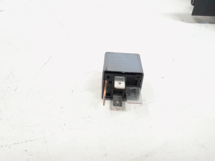 Relay Audi A4 2.0 TDI 16V - 8D0951253