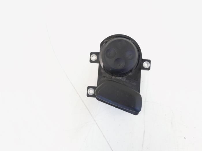 Electric seat switch from a Volkswagen Passat (362) 2.0 TDI 16V 170 2011