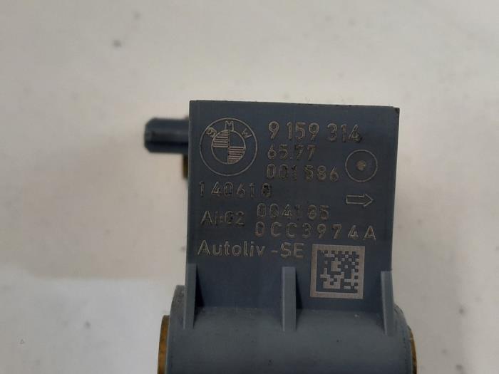 Airbag sensor from a BMW 5 serie (F10) 525d 24V 2010