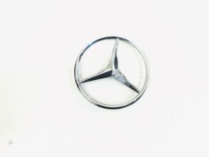 Używane Emblemat Mercedes ML II (164/4JG) 3.0 ML-280 CDI 4-Matic V6 24V Cena € 24,97 Procedura marży oferowane przez GEJO Revisie & Onderdelen BV