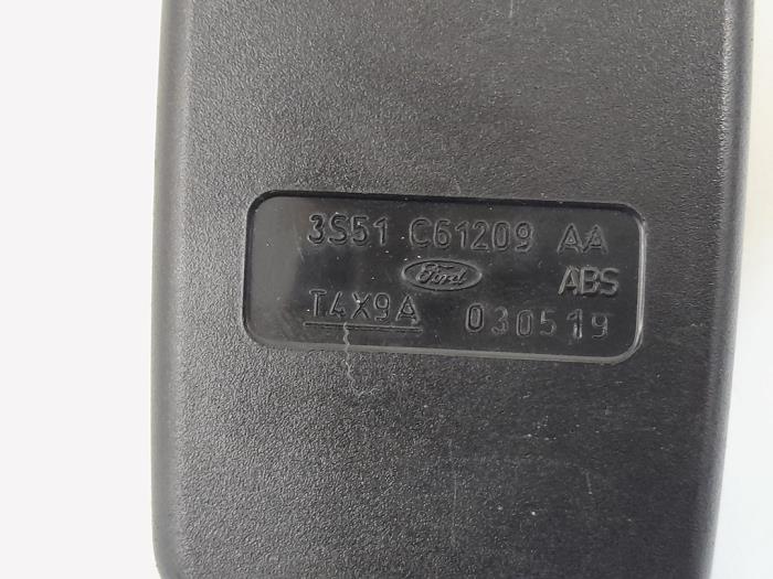 Insertion ceinture de sécurité avant gauche d'un Ford StreetKa 1.6i 2003