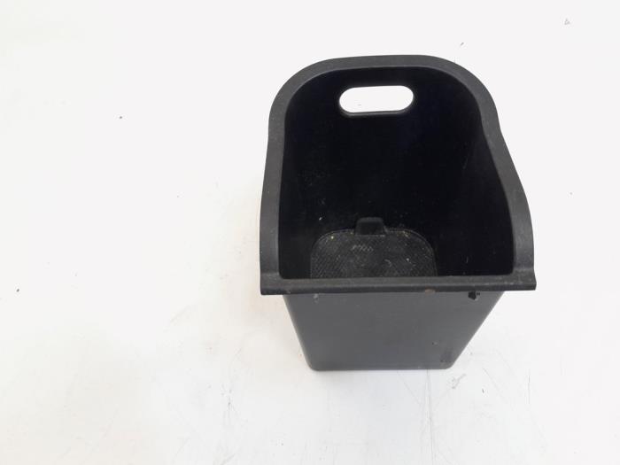 Używane Schowek Mercedes B (W246/W242) 2.0 B-200 NGD 16V Cena € 15,00 Procedura marży oferowane przez GEJO Revisie & Onderdelen BV