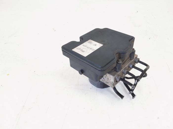 Pompe ABS Mercedes B (W246/W242), 2011 / 2018 2.0 B-200 NGD 16V, Berline avec hayon arrière, 1.991cc, 115kW (156pk), FWD, M270920, 2012-11 / 2017-12, 242.848 (Occasion)