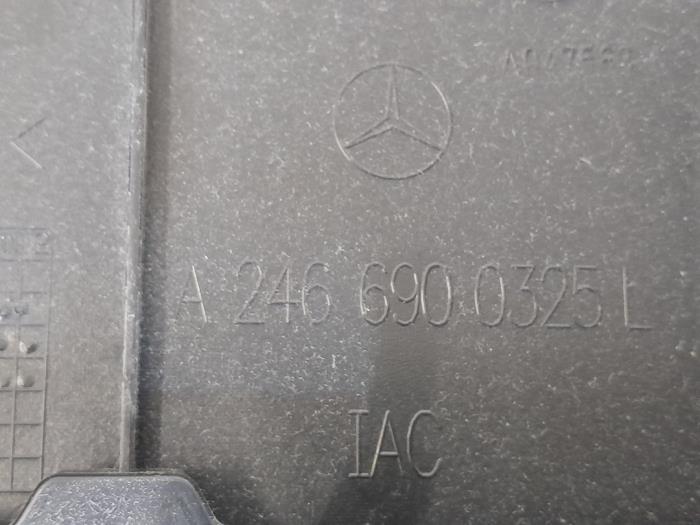 Säule Mitte links van een Mercedes-Benz B (W246,242) 2.0 B-200 NGD 16V 2014