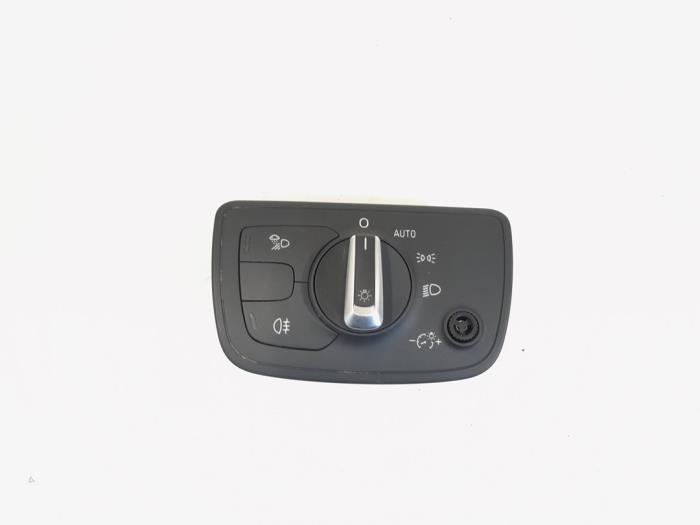 Interruptor de luz de un Audi RS 6 Avant (C7) 4.0 V8 TFSI 32V 2013