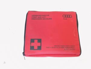 Usagé Kit premiers soins Audi RS 6 Avant (C7) 4.0 V8 TFSI 32V Prix € 4,00 Règlement à la marge proposé par GEJO Revisie & Onderdelen BV