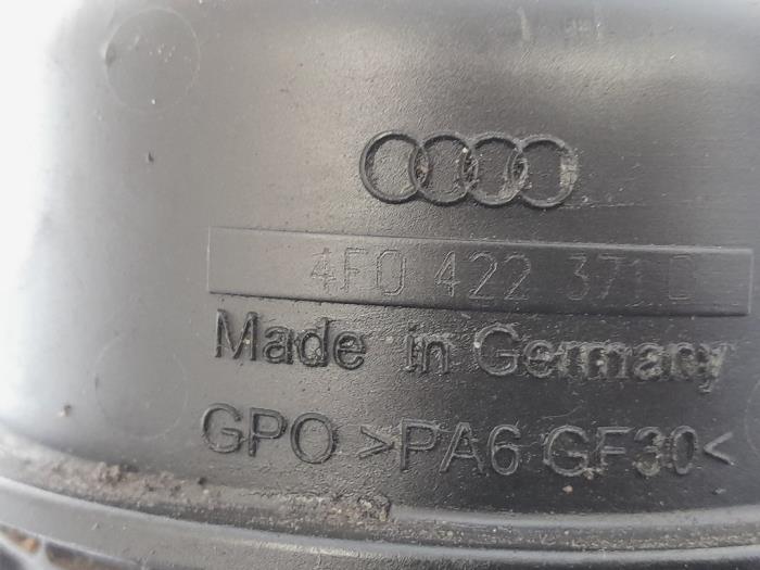 Power steering fluid reservoir from a Audi A4 Avant (B8) 2.0 TDI 16V 2009