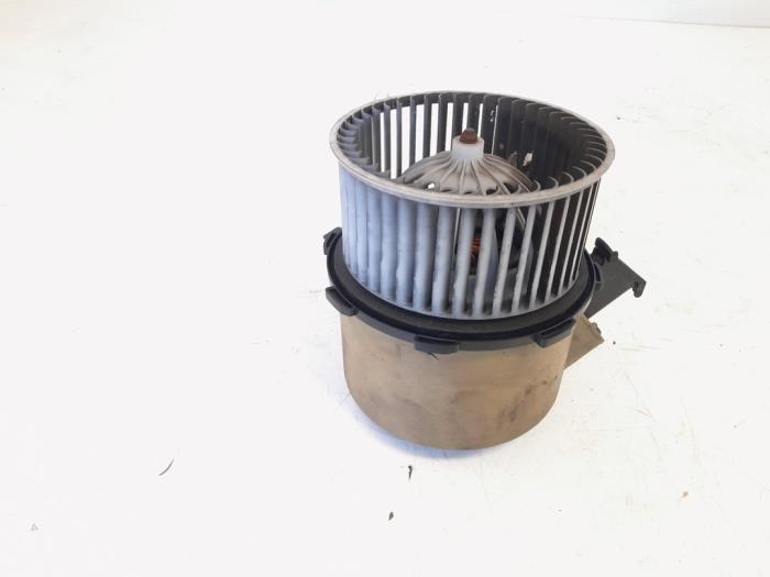 Heating and ventilation fan motor from a Audi A4 Avant (B8) 2.0 TDI 16V 2009