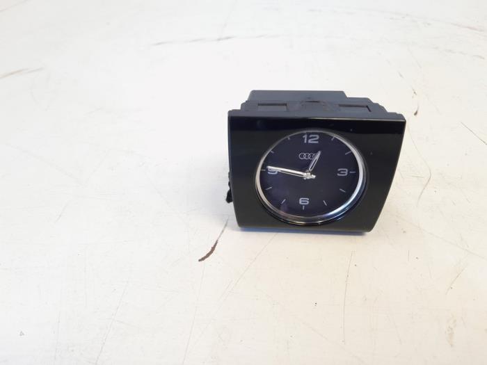 Clock from a Audi A8 (D4) 4.2 TDI V8 32V Quattro 2011