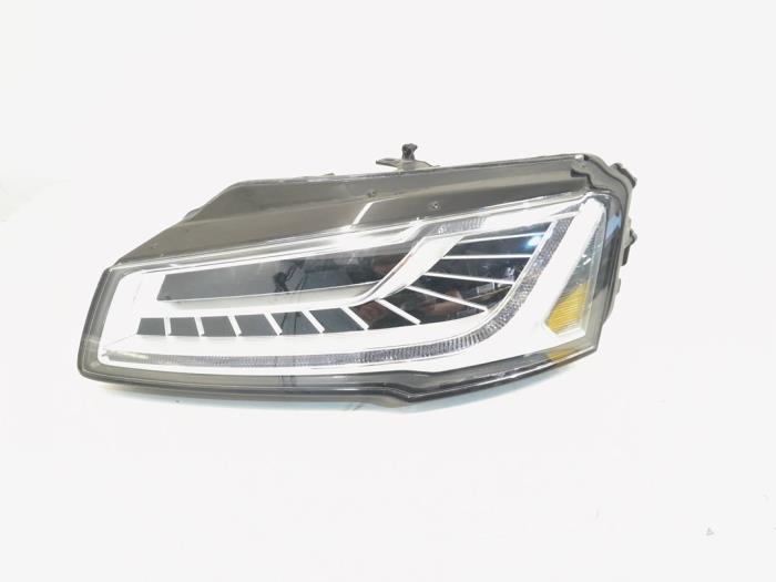 Headlight, left from a Audi A8 (D4) 4.2 TDI V8 32V Quattro 2011