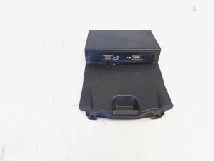 Gebrauchte AUX / USB-Anschluss Mercedes CLA (117.3) 1.5 CLA-180 CDI, 180 d 16V Preis € 50,00 Margenregelung angeboten von GEJO Revisie & Onderdelen BV