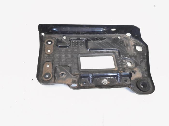 Begagnade Batterilåda Mercedes CLA (117.3) 1.5 CLA-180 CDI, 180 d 16V Pris € 17,00 Marginaltabell erbjuds av GEJO Revisie & Onderdelen BV