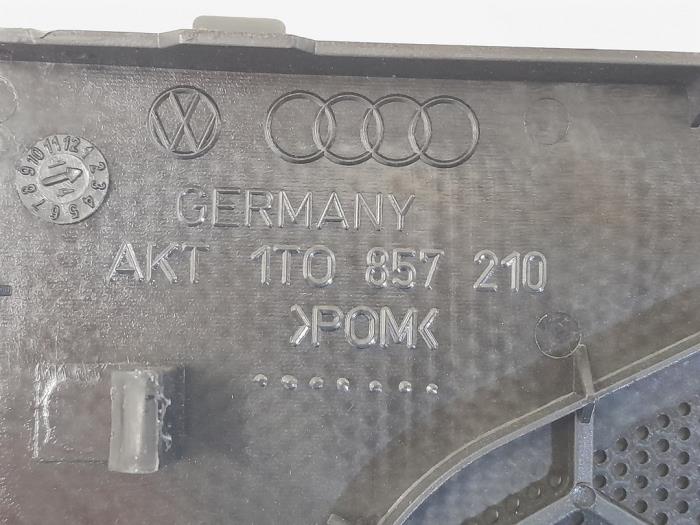 Speaker cap from a Volkswagen Touran (1T3) 1.4 16V TSI 140 2014