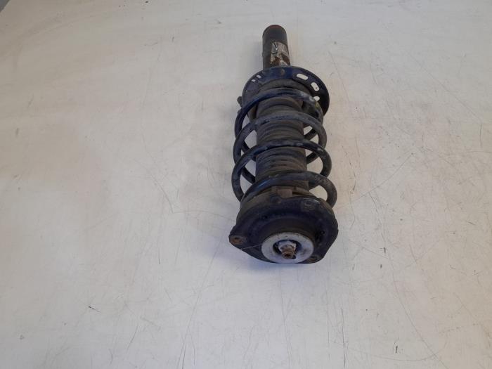 Fronts shock absorber, left from a Volkswagen Touran (1T3) 1.4 16V TSI 140 2014