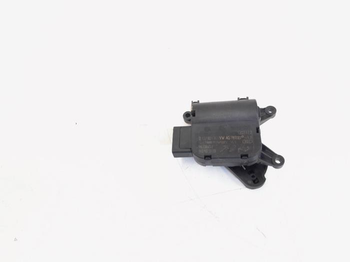 Heater valve motor from a Volkswagen Scirocco (137/13AD) 1.4 TSI 122 16V 2011