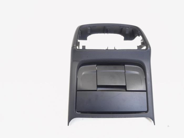 Armrest cover cap middle from a Audi A4 Avant (B8) 3.0 TDI V6 24V Quattro 2008