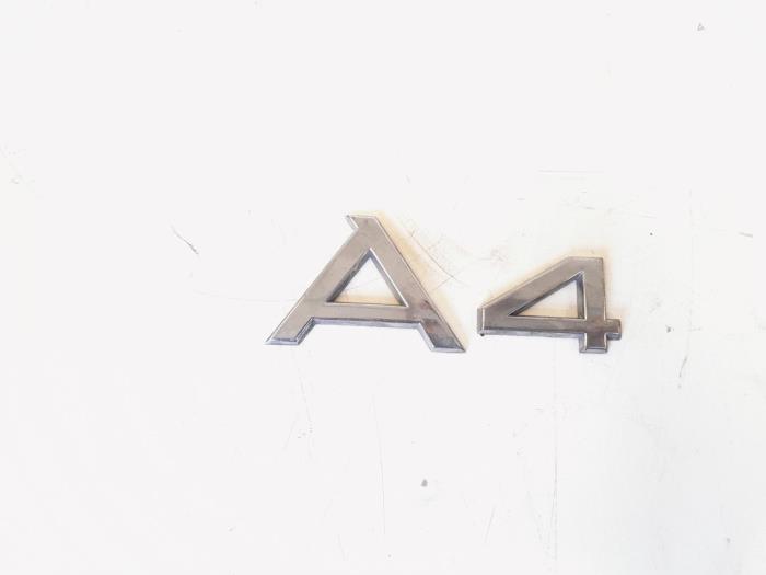 Używane Emblemat Audi A4 Avant (B8) 3.0 TDI V6 24V Quattro Cena € 10,00 Procedura marży oferowane przez GEJO Revisie & Onderdelen BV
