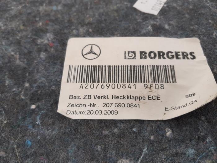 Tapizado del portón trasero de un Mercedes-Benz E (C207) E-350 CDI V6 24V 2010