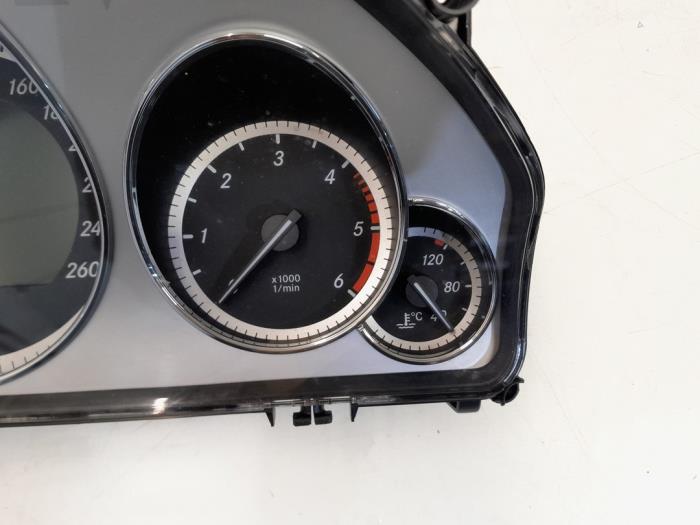 Instrument panel from a Mercedes-Benz E (C207) E-350 CDI V6 24V 2010