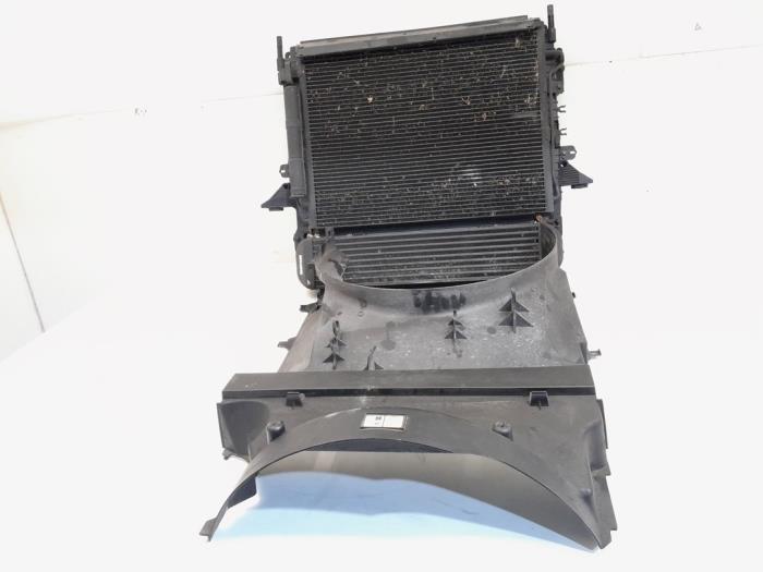 Radiator cooling fan shroud