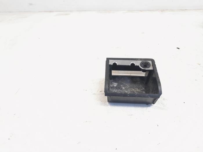 Begagnade Askkopp, fram Volkswagen Golf V (1K1) 2.0 GTI 16V Pris € 7,00 Marginaltabell erbjuds av GEJO Revisie & Onderdelen BV