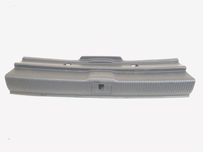 Używane Pokrywa rygla tyl Audi RS 3 Sportback (8VA/8VF) 2.5 TFSI 20V Quattro Cena € 12,00 Procedura marży oferowane przez GEJO Revisie & Onderdelen BV