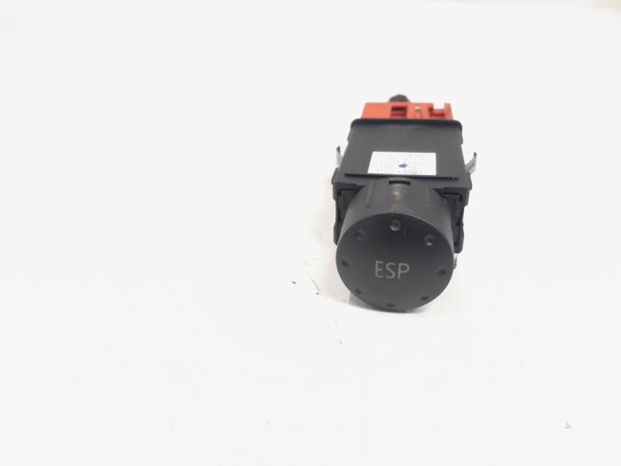 Używane Przelacznik ASR Audi TT (8N3) 1.8 20V Turbo Cena € 9,95 Procedura marży oferowane przez GEJO Revisie & Onderdelen BV