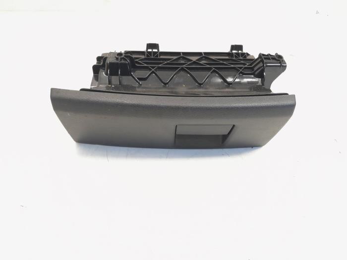 Używane Schowek Audi A3 Limousine (8VS/8VM) 1.0 TFSI 12V Cena € 37,50 Procedura marży oferowane przez GEJO Revisie & Onderdelen BV