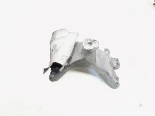Engine mount from a Audi A4 Avant (B8) 2.0 TDI 16V 2010