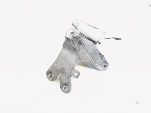 Engine mount from a Audi A4 Avant (B8) 2.0 TDI 16V 2010