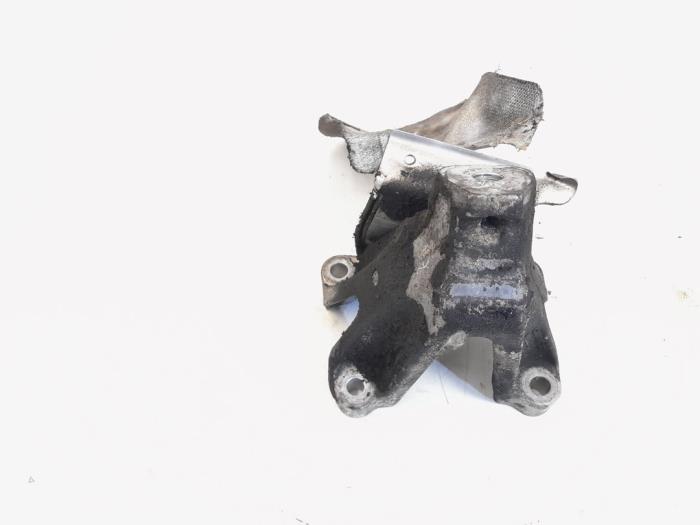 Usagé Support moteur Audi A4 Avant (B8) 3.0 TDI V6 24V Quattro Prix € 9,00 Règlement à la marge proposé par GEJO Revisie & Onderdelen BV
