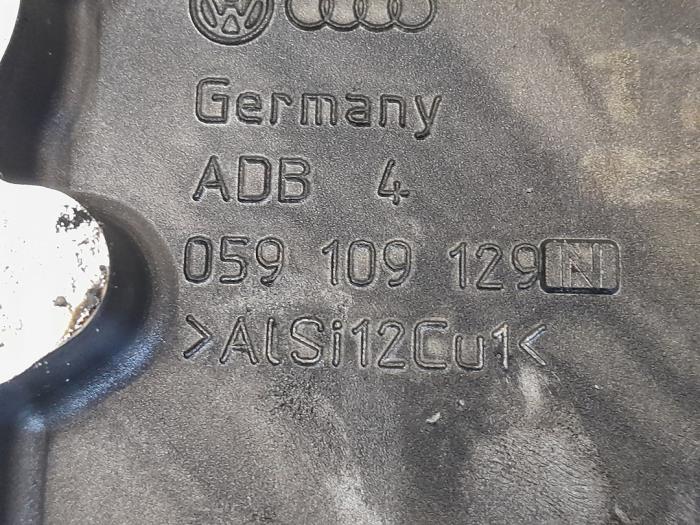 Timing cover from a Audi A4 Avant (B8) 3.0 TDI V6 24V Quattro 2008