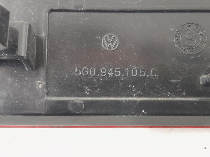 Reflector de parachoques izquierda detrás de un Volkswagen Golf VII (AUA) 1.0 TSI 12V 2018