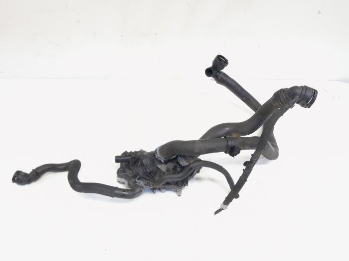 Begagnade Vattenpump Volkswagen Golf VII (AUA) 1.0 TSI 12V Pris € 20,00 Marginaltabell erbjuds av GEJO Revisie & Onderdelen BV