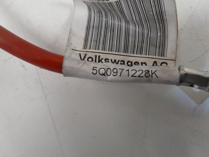 Borne de batterie d'un Volkswagen Golf VII (AUA) 1.0 TSI 12V 2018