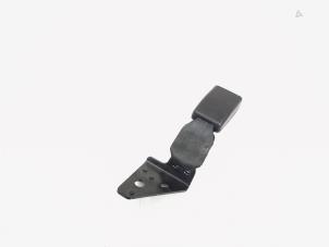 Used Rear seatbelt buckle, left Peugeot 208 I (CA/CC/CK/CL) 1.2 Vti 12V PureTech Price € 8,00 Margin scheme offered by GEJO Revisie & Onderdelen BV