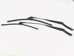 Used Front wiper arm Skoda Octavia Combi (1Z5) 1.8 TSI 16V Price € 12,50 Margin scheme offered by GEJO Revisie & Onderdelen BV