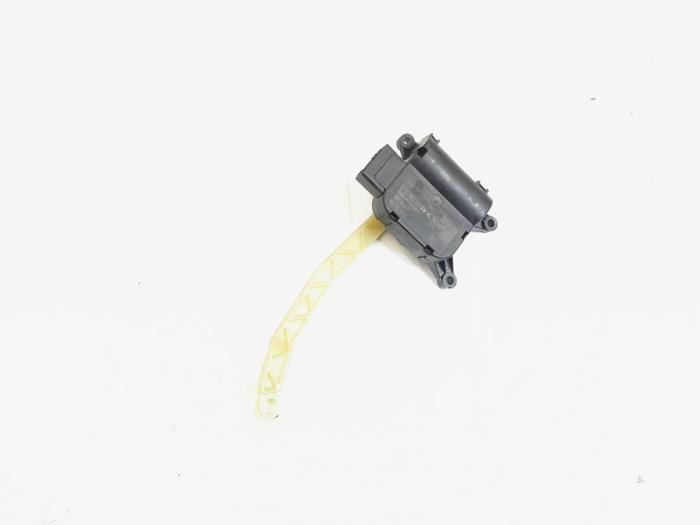 Heater valve motor from a Skoda Octavia Combi (1Z5) 1.8 TSI 16V 2011