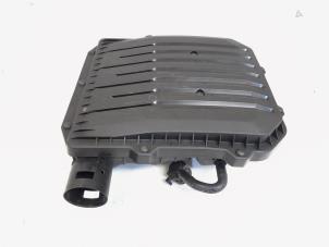 Używane Obudowa filtra powietrza Volkswagen Polo VI (AW1) 1.0 MPi 12V Cena € 44,00 Procedura marży oferowane przez GEJO Revisie & Onderdelen BV